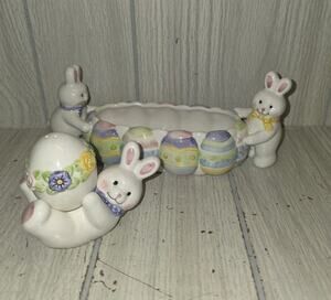 Vtg Hallmark Easter Bunny Center Piece With Bunny And Egg Salt N Pepper Shakers